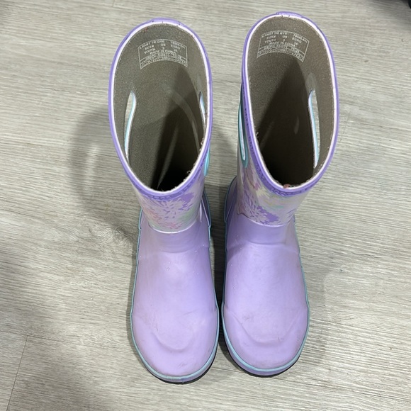 Bogs tie dye splatter rain boots in purple 3Y - Picture 3 of 13